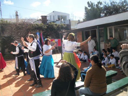 OTROS GRUPOS VISITAN LA ESCUELA Y NOS MUESTRAN SU ARTE